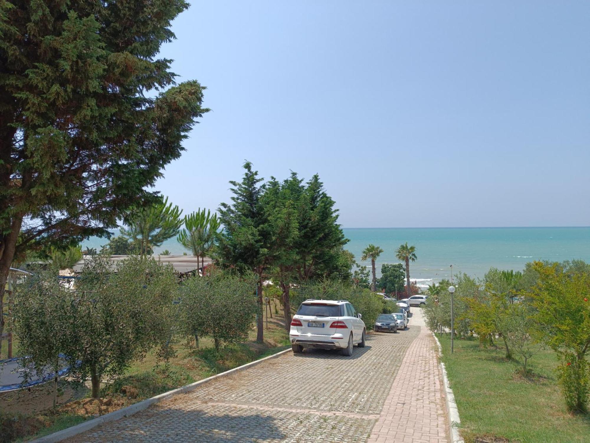 Plazhi Gjeneralit - Small Cabins - Bungalows - Apartaments - Villas - Suite Кавая Екстер'єр фото