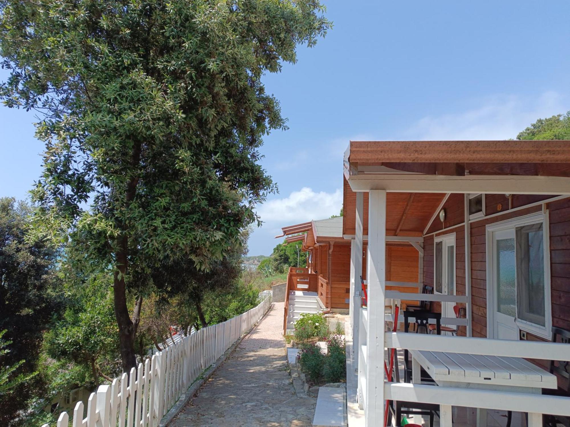 Plazhi Gjeneralit - Small Cabins - Bungalows - Apartaments - Villas - Suite Кавая Екстер'єр фото